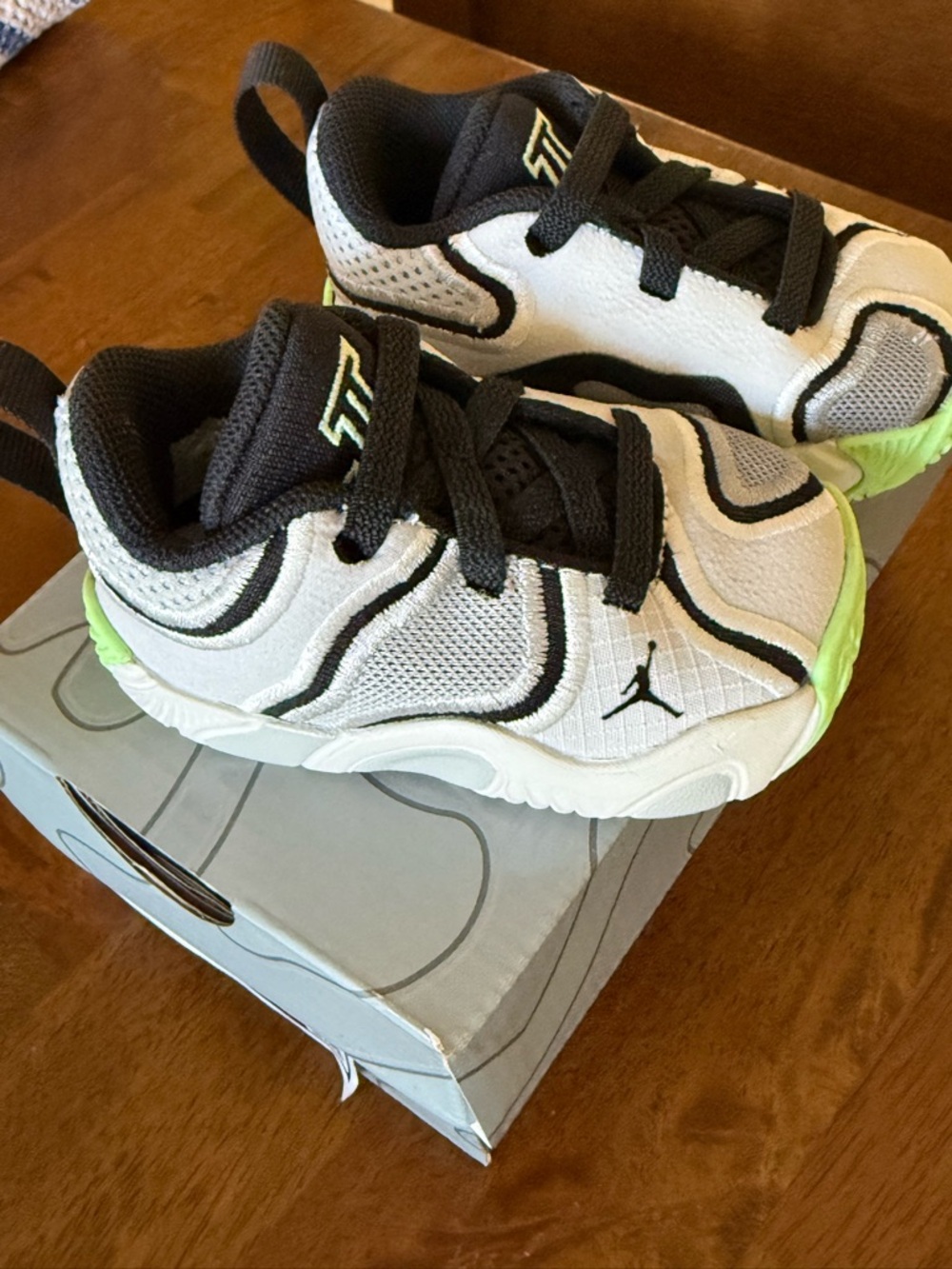 Box not included 
Jordan Tatum 3  Kids' White & Black  (3c)